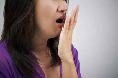 Nguyên nhân gây ra hôi miệng, chảy máu chân răng là gì? Dùng Nutridentiz được không?